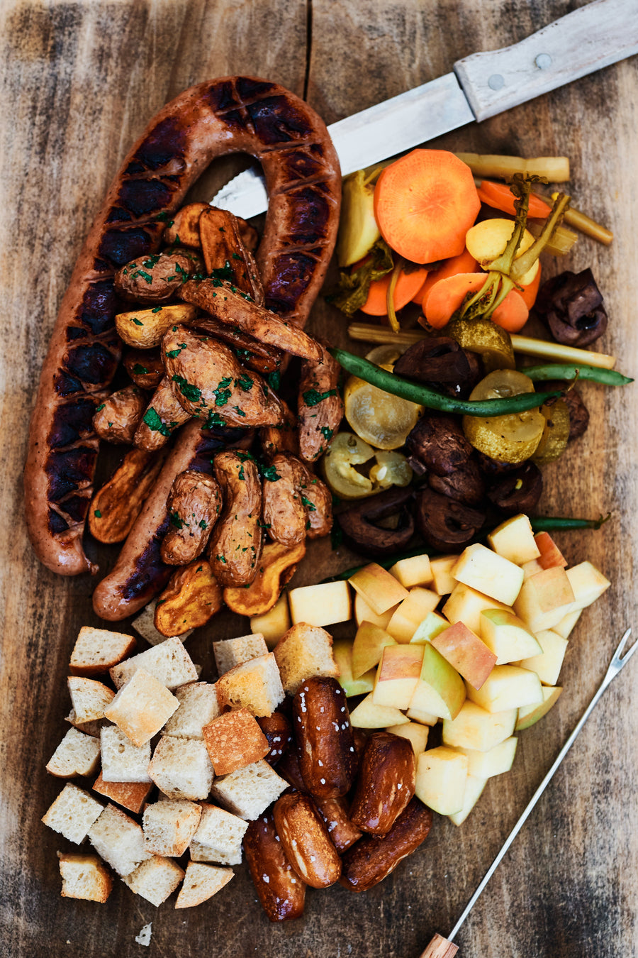 platter with sausages, vegetables and bread